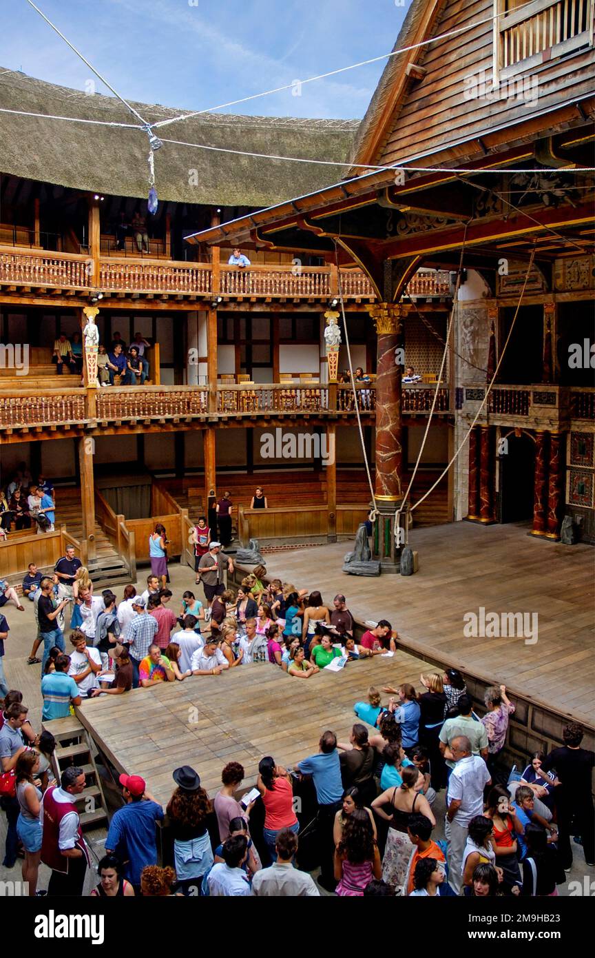 Vista interna del Globe Theatre di William Shakespeare con pubblico, Londra, Inghilterra, Regno Unito Foto Stock