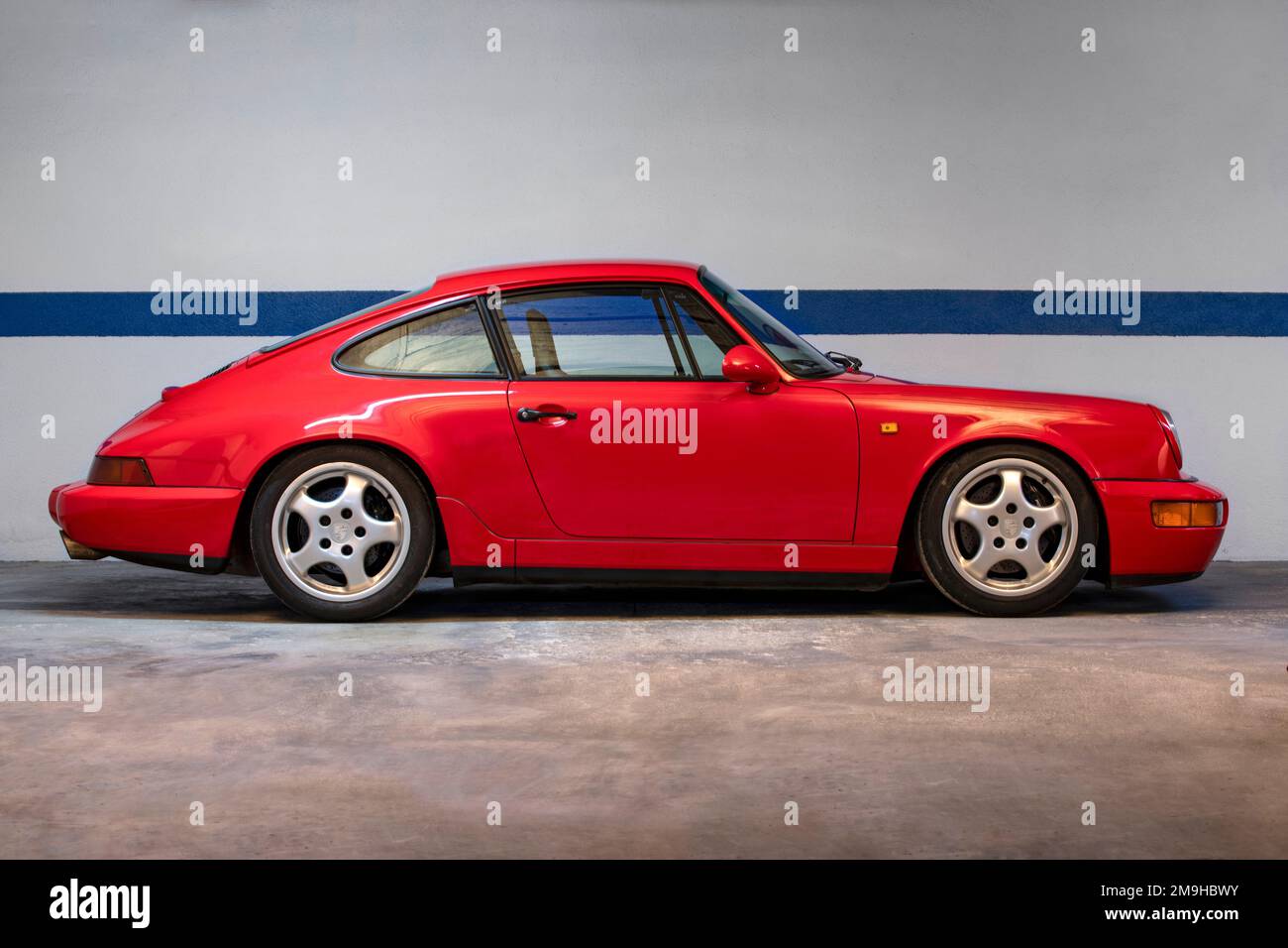 Vista laterale della Porsche Carrera 911 RS 3,6-1992 Flat-Six rossa Foto Stock
