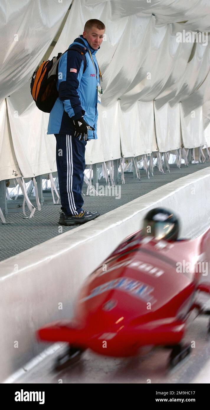 Il sergente della Guardia Nazionale Tuffield 'Tuffy' Latour, assistente allenatore femminile in bob, tiene d'occhio le corse di allenamento degli Stati Uniti presso lo Utah Olympic Park a Park City, Utah. Le donne in bob saliranno in pista per la prima volta nella storia olimpica in occasione dei GIOCHI INVERNALI OLIMPICI del 2002 che si terranno a Salt Lake City. Soggetto operativo/Serie: Giochi OLIMPICI INVERNALI 2002 base: Salt Lake City Stato: Utah (UT) Paese: Stati Uniti d'America (USA) Foto Stock
