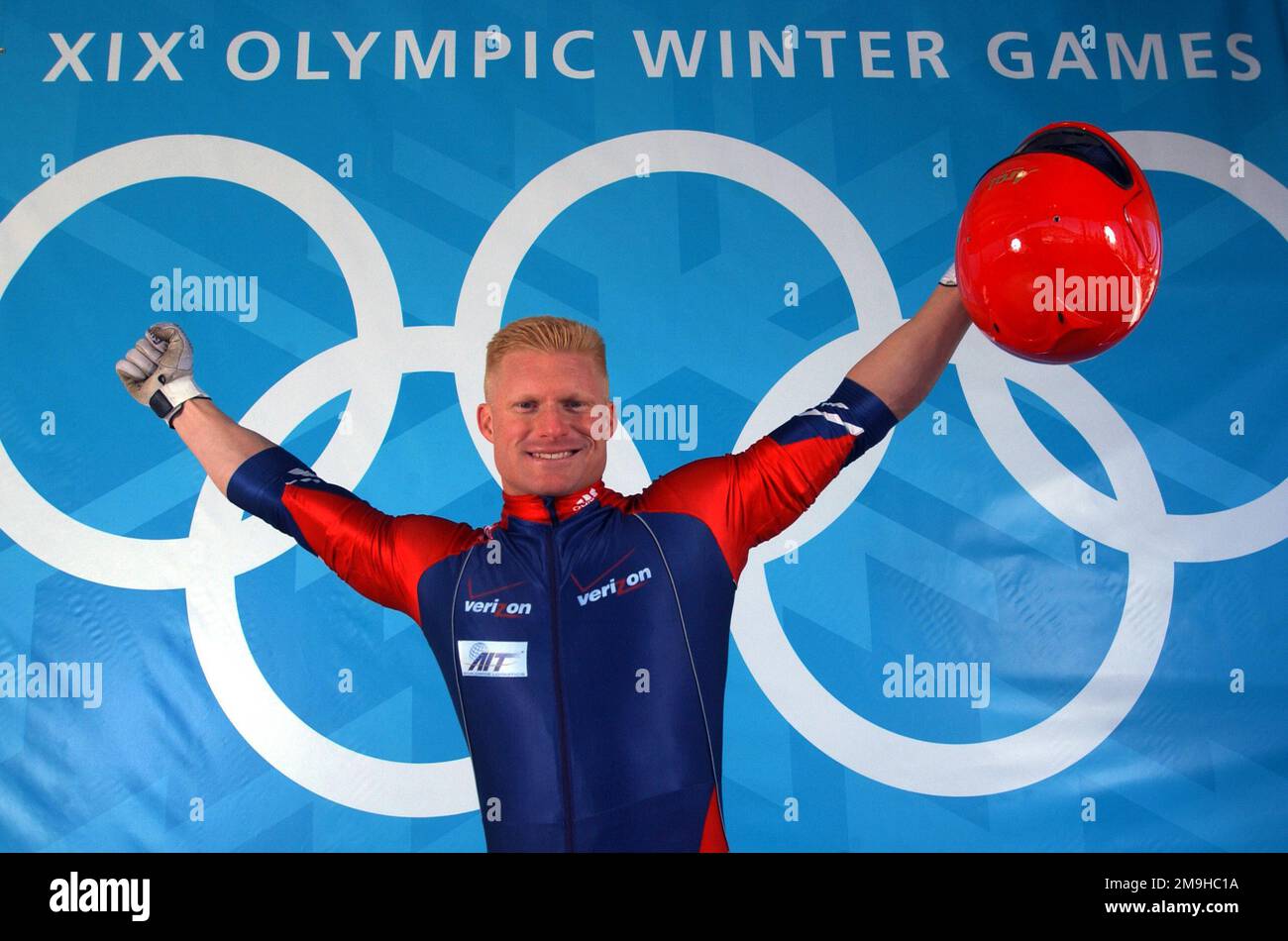 SPECIALISTA mondiale dell'atleta (SPC) (e-4) Douglas Sharp, USA, parte di una squadra da quattro uomini. SPC Sharp e i suoi membri della squadra hanno vinto la medaglia di bronzo ai GIOCHI INVERNALI DELLE XIX OLIMPIADI dello Utah Olympic Park a Park City, Utah, durante i giochi del 2002. Soggetto operativo/Serie: XIX GIOCHI OLIMPICI INVERNALI base: Salt Lake City Stato: Utah (UT) Paese: Stati Uniti d'America (USA) Foto Stock