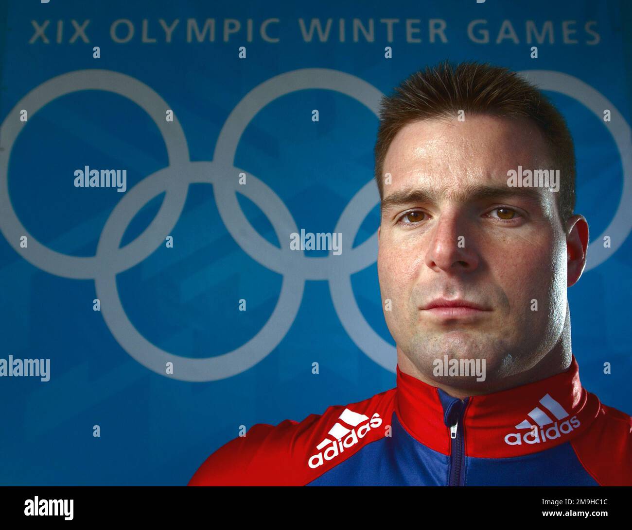 SPECIALISTA mondiale dell'atleta (SPC) (e-4) Michael Kohn, USA, parte di una squadra da quattro uomini. SPC Kohn e i suoi membri della squadra hanno vinto la medaglia di bronzo ai GIOCHI INVERNALI DELLE OTTOCENTO OLIMPIADI al Parco Olimpico dello Utah a Park City, Utah, durante i giochi del 2002. Soggetto operativo/Serie: XIX GIOCHI OLIMPICI INVERNALI base: Salt Lake City Stato: Utah (UT) Paese: Stati Uniti d'America (USA) Foto Stock