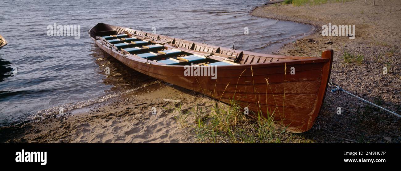 Grande barca a remi in legno sulla spiaggia, Imatre, Carelia del Sud, Finlandia Foto Stock