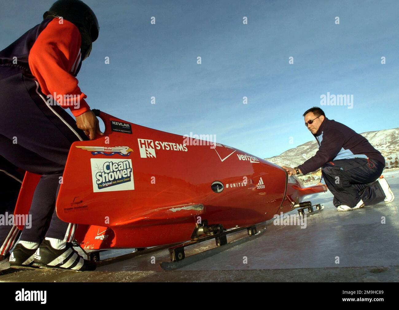 BILL Tavares, SPECIALISTA della Guardia Nazionale, USA, Women's Team Head Coach, lavora con la squadra su una pista di ghiaccio di fortuna a ovest dello Utah Olympic Park a Park City, Utah. Vonetta Flower, brakeman, è in primo piano. Le donne in bob salite in pista il 19 febbraio, nelle OLIMPIADI INVERNALI del 2002 per la prima volta nella storia delle Olimpiadi. Specialista della Guardia Nazionale Bill Tavares, USA, Team Head Coach femminile, lavora con il team su una pista di ghiaccio di fortuna a ovest dello Utah Olympic Park a Park City, Utah. Vonetta Flower, brakeman, è in primo piano. Le donne in bob salite in pista il 1 febbraio Foto Stock