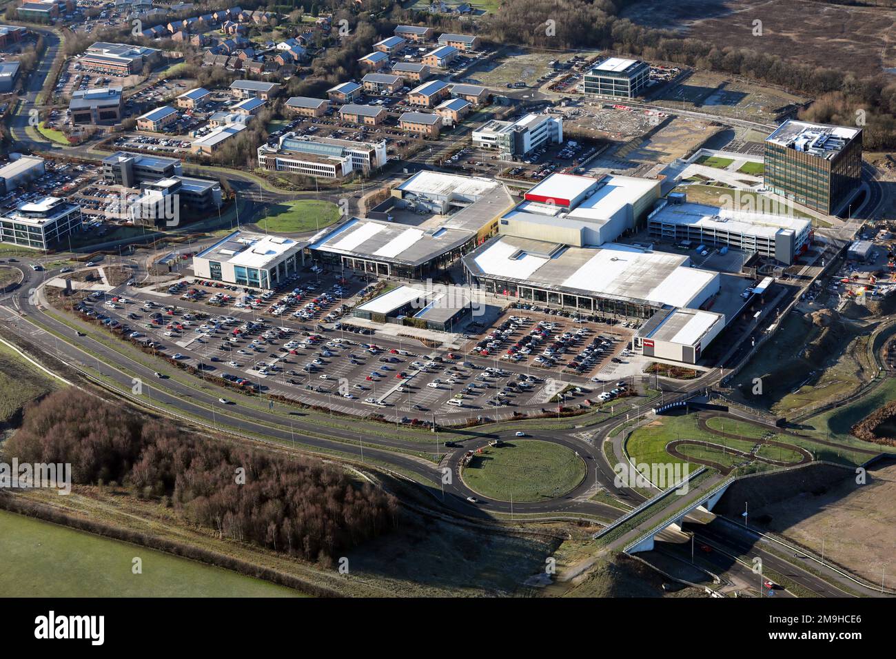 Vista aerea dello Springs Shopping Centre a Thorpe Park, Colton, Leeds Foto Stock