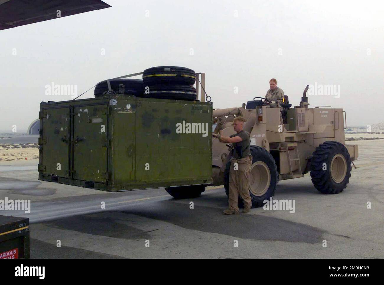 Consegna di un pallet WRSK (War Readiness Spares Kit) un conducente dell'aeronautica guida il suo carrello elevatore a 10K-AT alla direzione di Loadmaster Corporation (CPL) Matthew Rider, USMC, ad un KC-130 in attesa durante il funzionamento CHE PERDA LA LIBERTÀ. Il conducente e il carrello elevatore a forche provengono dall'Air Mobility Command (AMC) e CPL Rider proviene dal Marine Aerial Refueler Transport Squadron-352 (VMGR-352), dalla Combined Task Force 58, Miramar, California. Oggetto operazione/Serie: ENDURING FREEDOM Paese: Unknown Scene comando principale mostrato: VMGR-352 Foto Stock