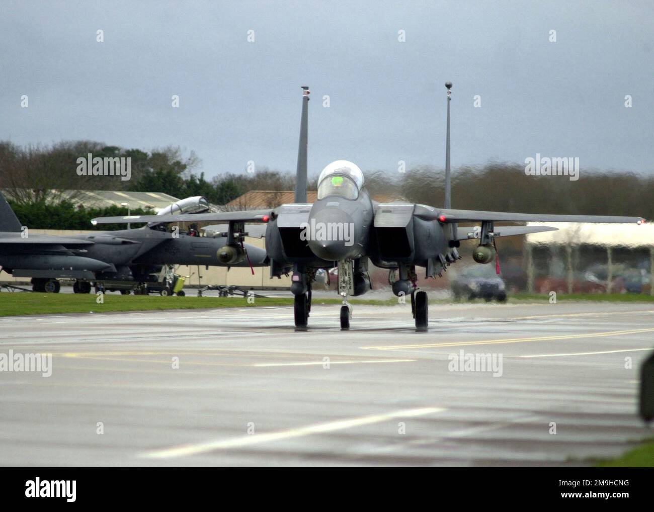 Un F-15E Strike Eagle, 494th Fighter Squadron (FS), taxi dalla pista a Royal Air Force Lakenheath, Regno Unito. Lo Strike Eagle è considerato il più avanzato aereo da combattimento tattico a due posti al mondo. Un'ampia gamma di sistemi elettronici e avionici rende la F-15E in grado di combattere a bassa quota, di giorno o di notte, in condizioni climatiche avverse. Lo Sciopero Eagle ha una funzione primaria come aereo di attacco a terra, ma è in grado di combattere aria-aria. Base: RAF Lakenheath Stato: East Anglia Paese: Inghilterra / Gran Bretagna (ENG) Foto Stock