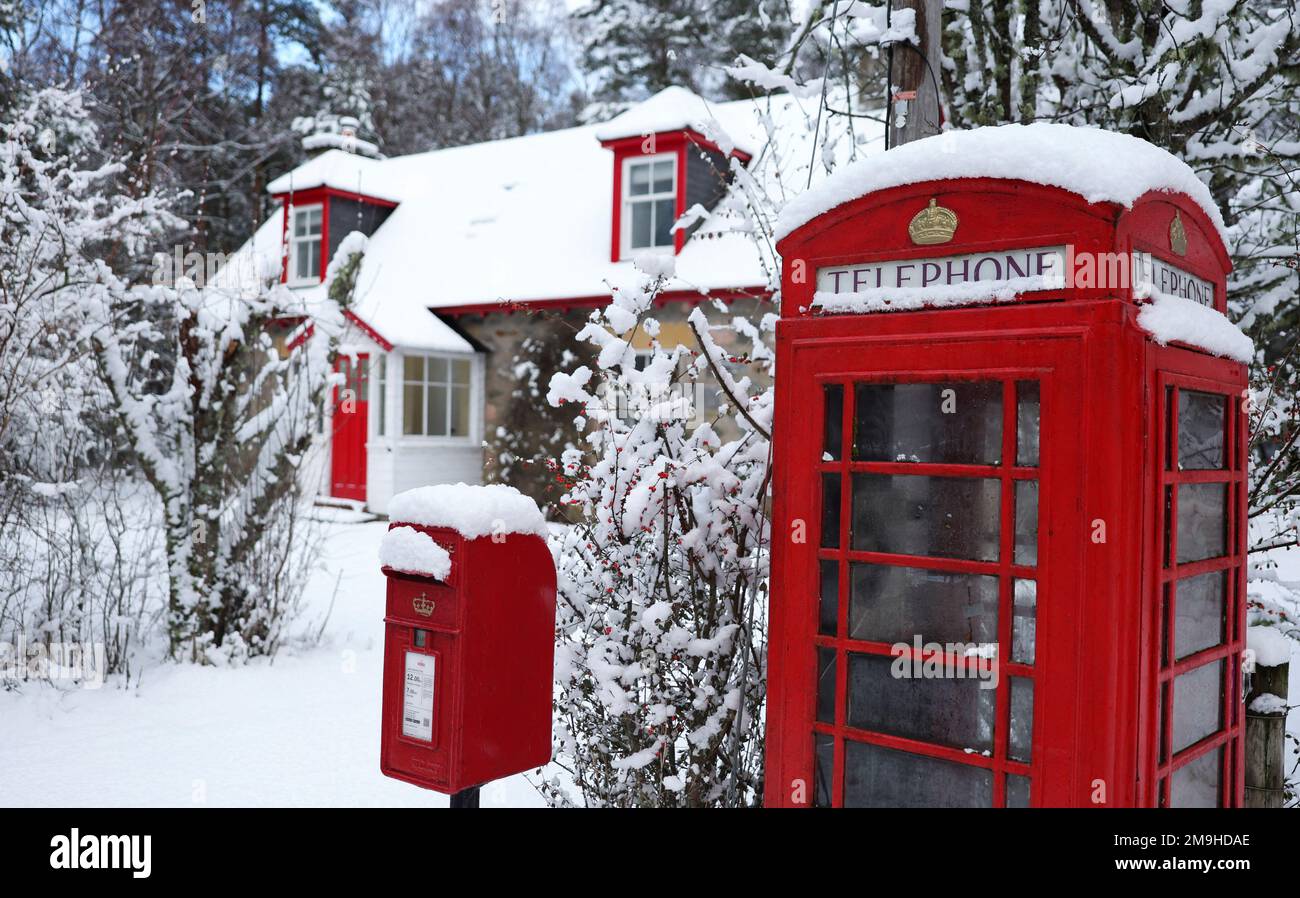 Snow copre un telefono e una cassetta postale a Feshiebridge, Scozia, Gran Bretagna 18 gennaio 2023. REUTERS/Russell Cheyne Foto Stock