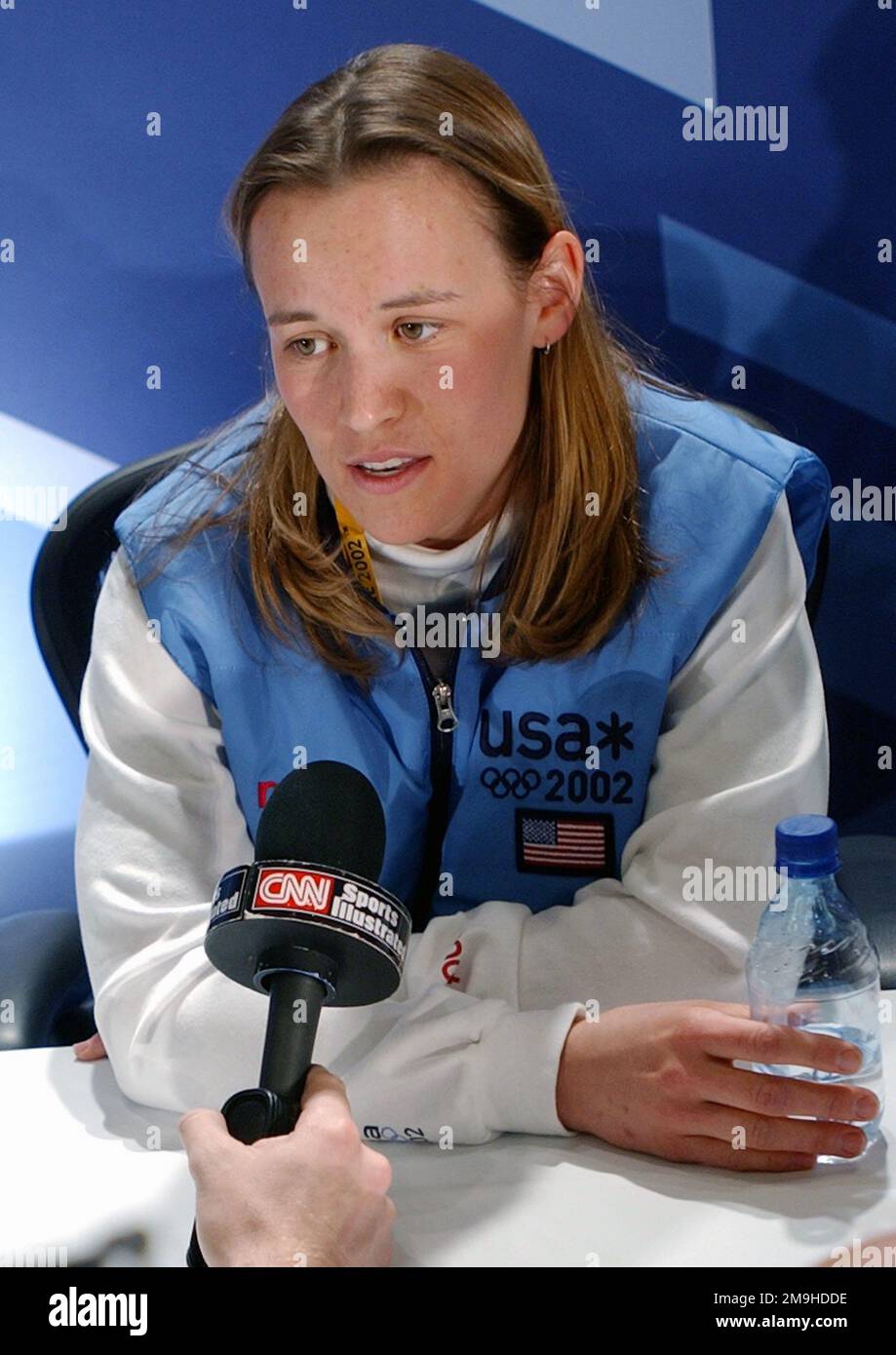 JILL Bakken, SPECIALISTA mondiale dell'atleta, parla con i media durante una conferenza stampa tenutasi a Salt Lake City, Utah. Le partite del 2002 saranno le prime per le donne a competere per una medaglia nella storia olimpica.020214-N-3995K-001. Soggetto operativo/Serie: Olympics 2002 base: Salt Lake City Stato: Utah (UT) Paese: Stati Uniti d'America (USA) Foto Stock