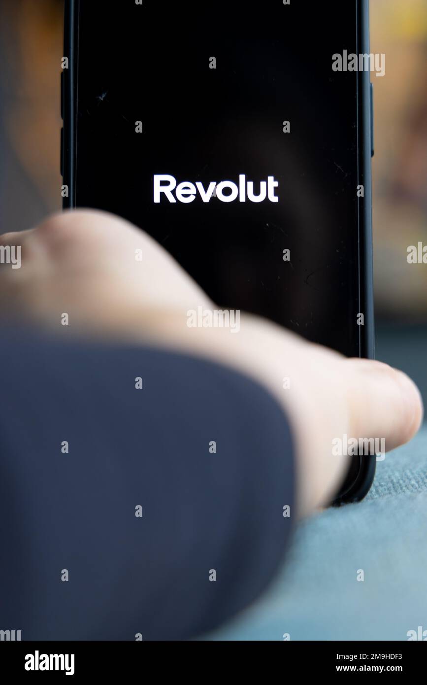 Amsterdam, Paesi Bassi - 01.19.2021: Logo dell'applicazione Revolut sullo schermo dell'iPhone. Revolut Ltd è una società britannica di tecnologia finanziaria con sede a Londra, Foto Stock