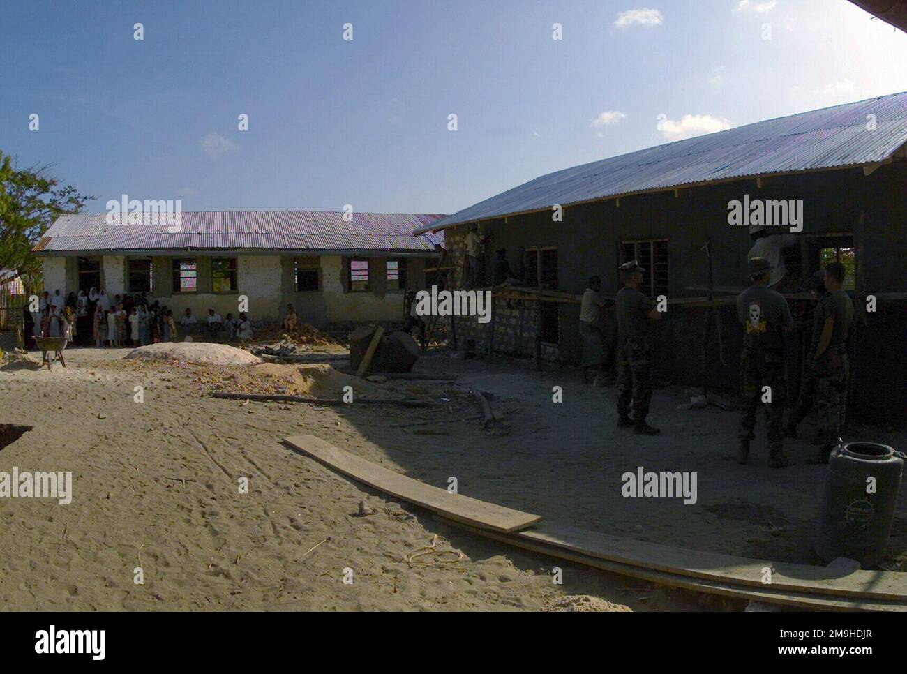 Una visione dei Marini della 13th unità di spedizione marina (Special Operations Capable) (MEU (SOC)) che costruisce una nuova scuola a Faza. La scuola è stata costruita come parte delle relazioni con la comunità durante l'esercizio DI BORDO MALLET 02 in Kenya. Oggetto operazione/Serie: EDGE MALLET 02 base: Faza Stato: Coast Paese: Kenya (KEN) Scene Major Command mostrato: 13 MEU Foto Stock