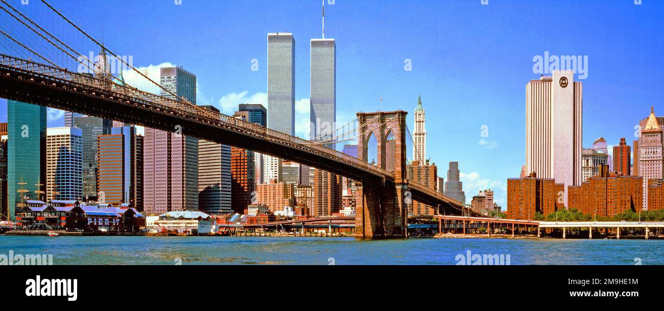 Skyline con il Ponte di Brooklyn e le Torri Gemelle, New York City, Stati Uniti Foto Stock