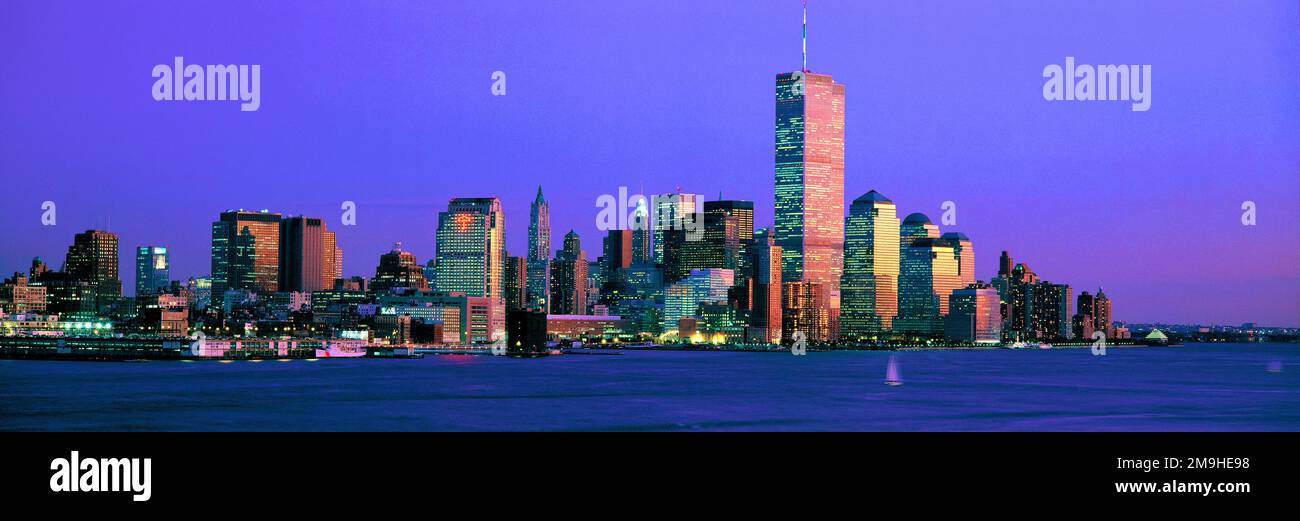 Skyline con Manhattan e Twin Towers al tramonto, New York City, USA Foto Stock