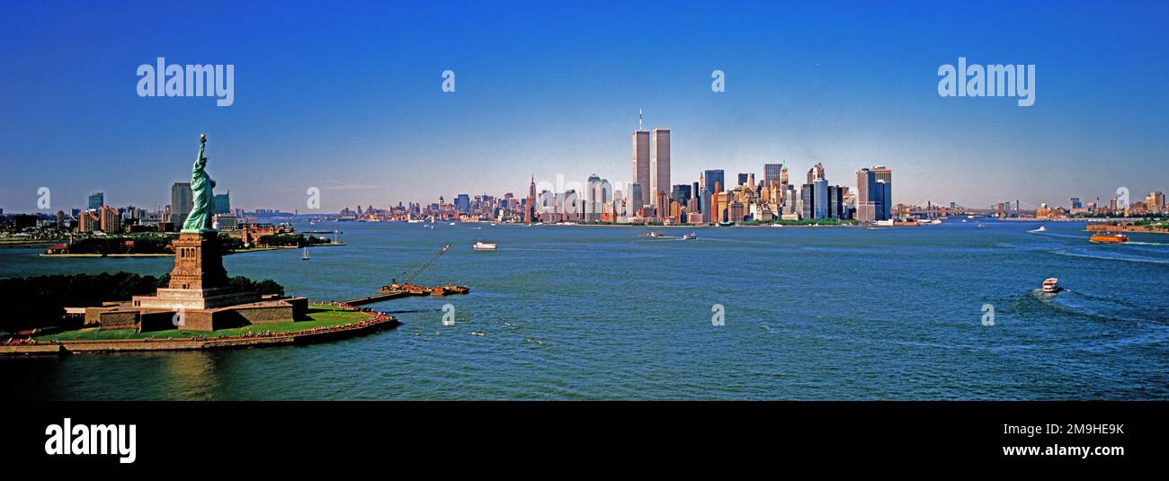 Vista aerea della Statua della libertà e dello skyline con le Twin Towers, New York City, USA Foto Stock