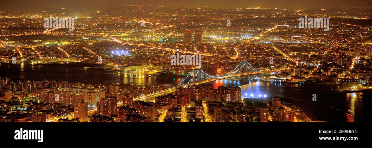 Vista aerea di New York City di notte da Twin Towers, USA Foto Stock