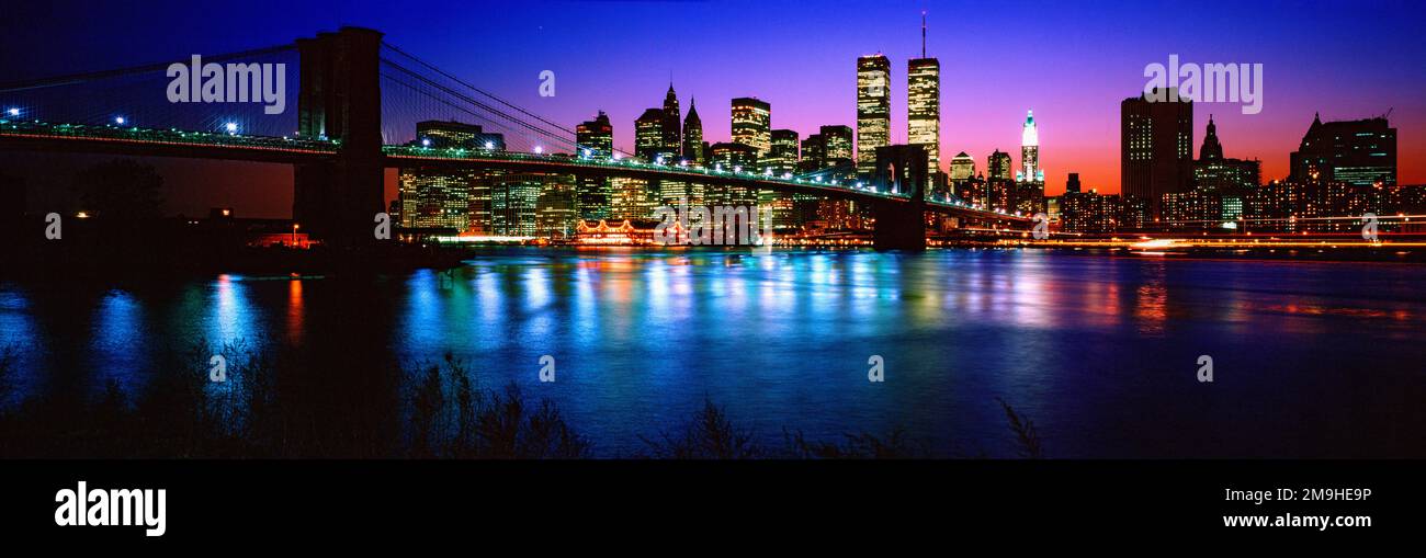 Skyline con il Ponte di Brooklyn e le Torri Gemelle di notte, New York City, USA Foto Stock