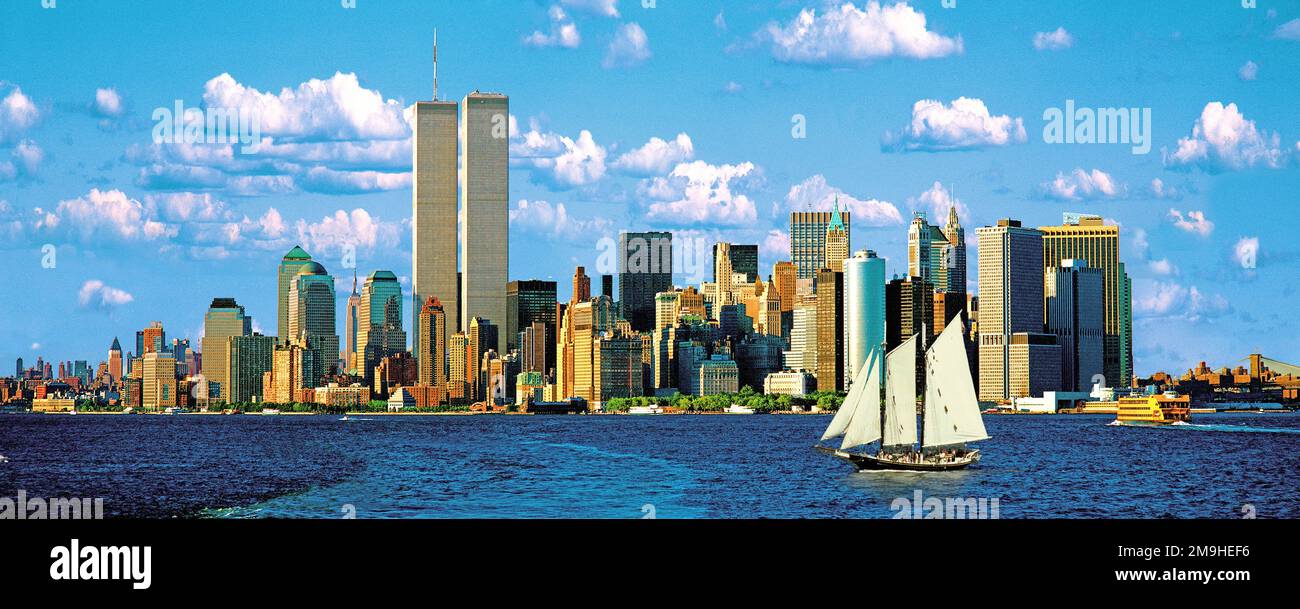 Skyline con Manhattan e Twin Towers sotto il cielo blu, New York City, USA Foto Stock
