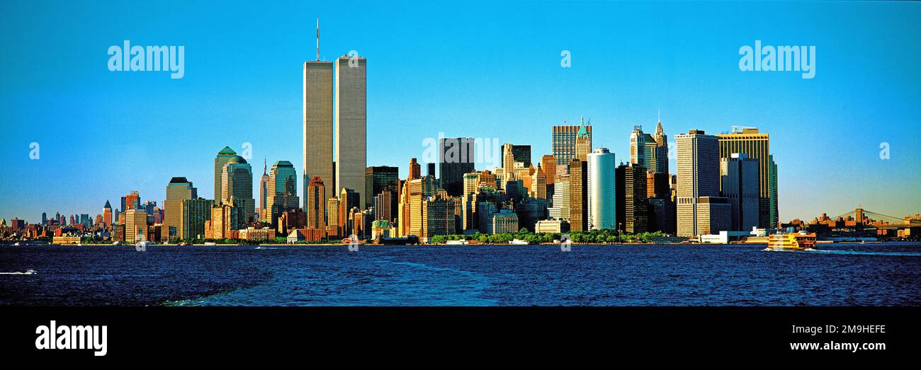 Skyline con Manhattan e Twin Towers sotto il cielo limpido, New York City, USA Foto Stock