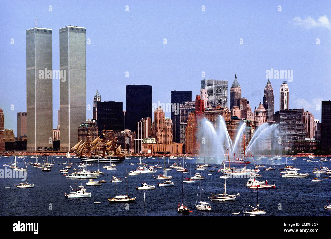 Regata in barca, Manhattan e Twin Towers sotto il cielo blu, New York City, USA Foto Stock