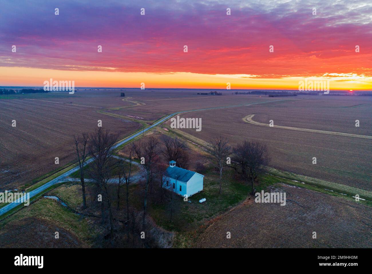 Ripresa aerea della Pleasant Grove Methodist Church all'alba, Marion County, Illinois, USA Foto Stock