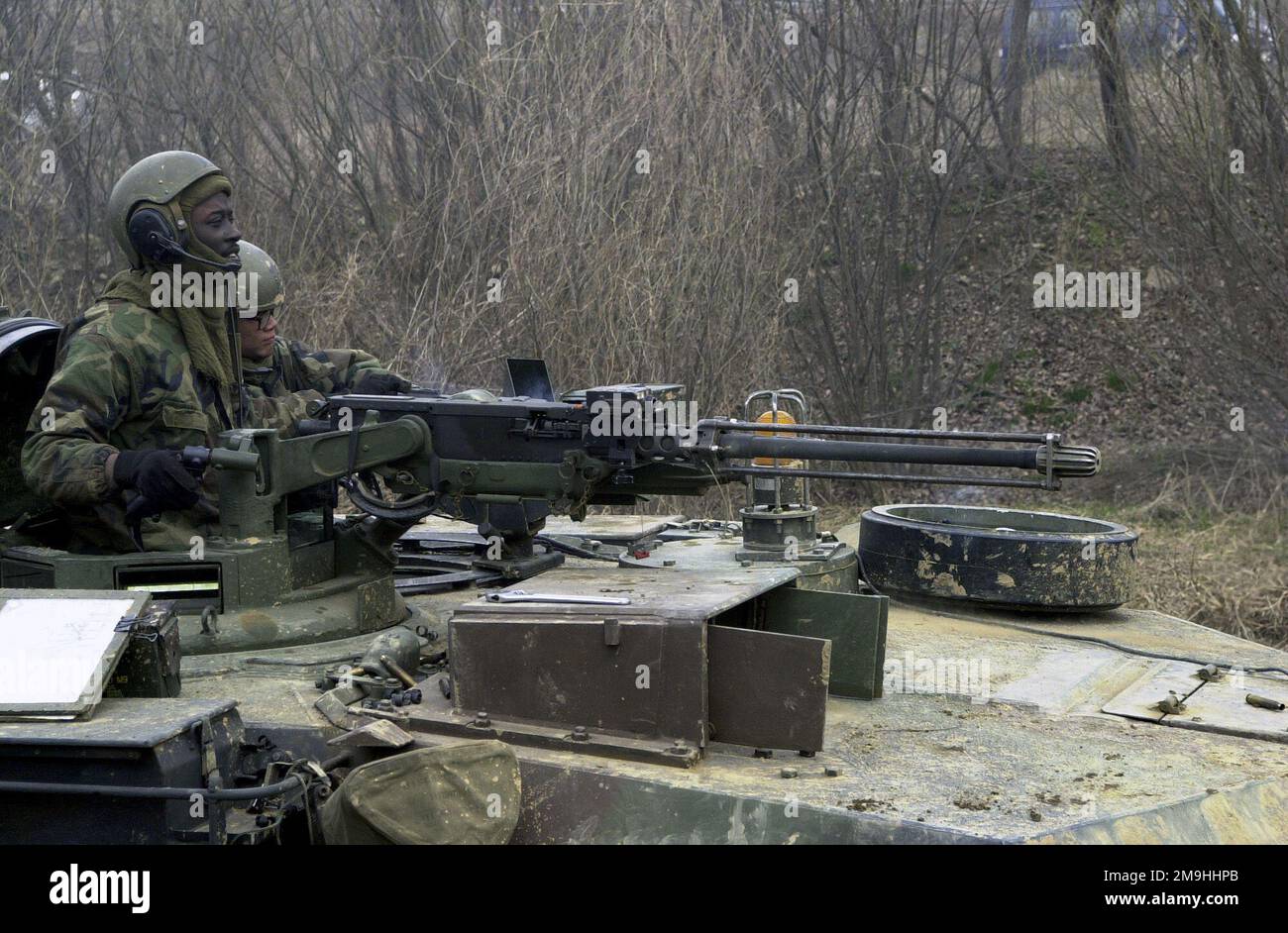 020325-N-5148Y-038. [Complete] Scene Caption: A US Army (USA) Tank Commander mans la mitragliatrice Caliber M2 .50 montata in cima al suo M1A1 Abrams Main Battle Tank (MBT). La pistola è dotata di un dispositivo di sparo a vuoto e di più dispositivi del sistema di innesto laser integrato (MIGLIA) durante la ricezione degli esercizi combinati, l'allestimento, il movimento successivo e l'integrazione/Foal Eagle 2002 (RSOI/FE 02). RSOI è un esercizio Combined/Joint Command Post annuale tenuto da Combined Forces Command, Republic of Korea e US Forces Commanders per addestrare e valutare le capacità di comando per ricevere le forze statunitensi dalle basi esterne Foto Stock