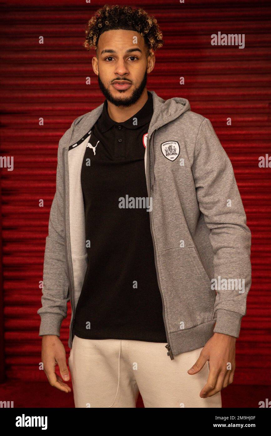 Barry Cotter signs for Barnsley on a 3,5 year Deal at Oakwell, Barnsley, United Kingdom, 18th January 2023 (Photo by Mark Cosgrove/News Images) Foto Stock