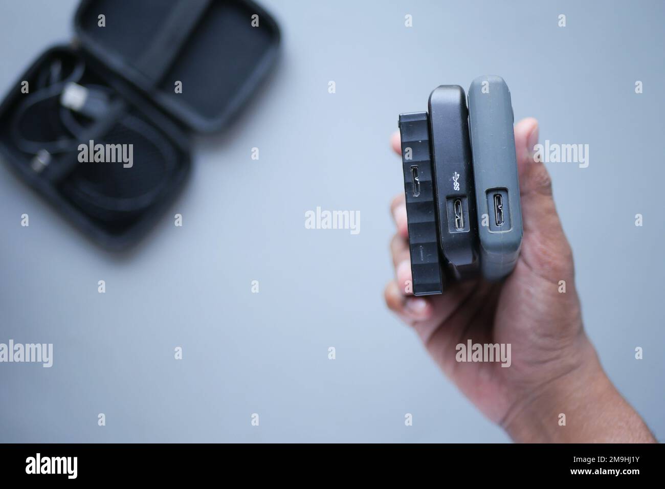 contenere una pila di dischi rigidi esterni Foto Stock