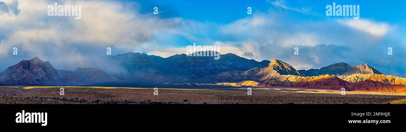 Paesaggio con montagne nel deserto, Red Rock National Conservation Area, Las Vegas, Nevada, USA Foto Stock