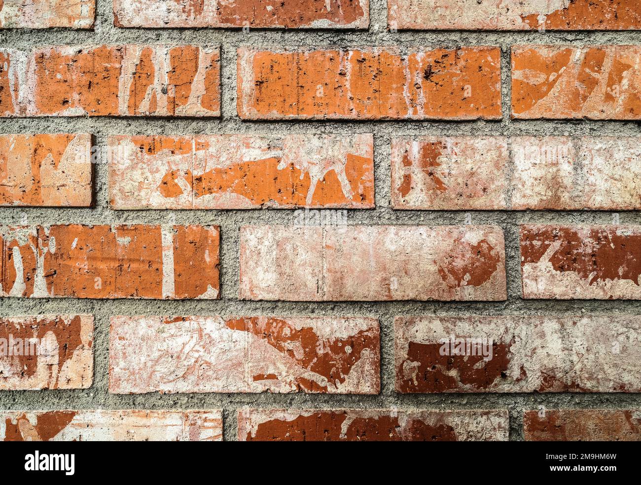 Primo piano di muro di mattoni stagionato Foto Stock