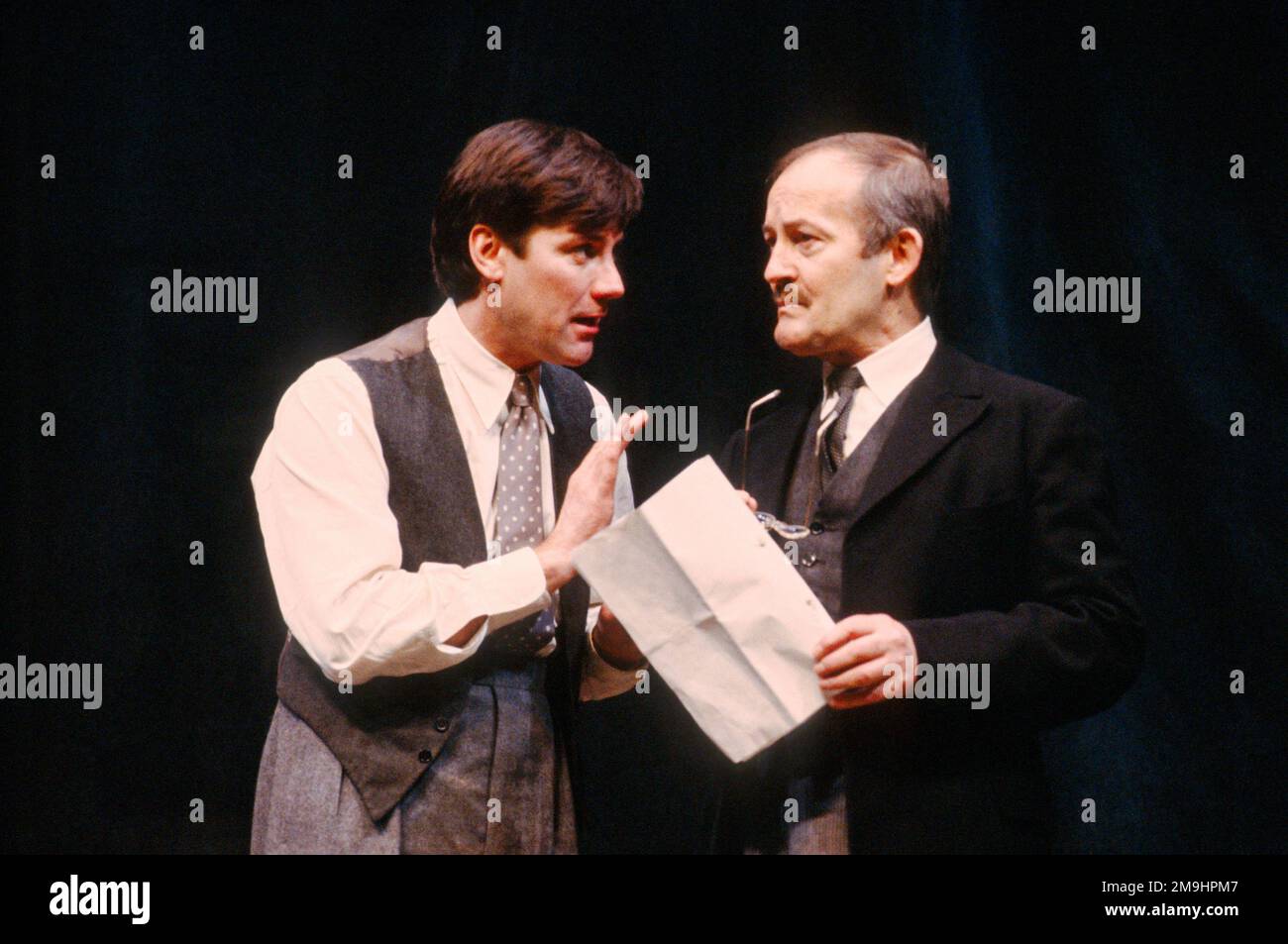 l-r: John Duttine (The Actor), Charles Kay (Arthur Kipps) nella DONNA IN NERO di Stephen Mallatratt al Lyric Hammersmith, Londra W6 11/01/1989adattato dal romanzo di Susan Hill a 1987 Stephen Joseph Theatre Scarborough produzione di scena originale Foto Stock