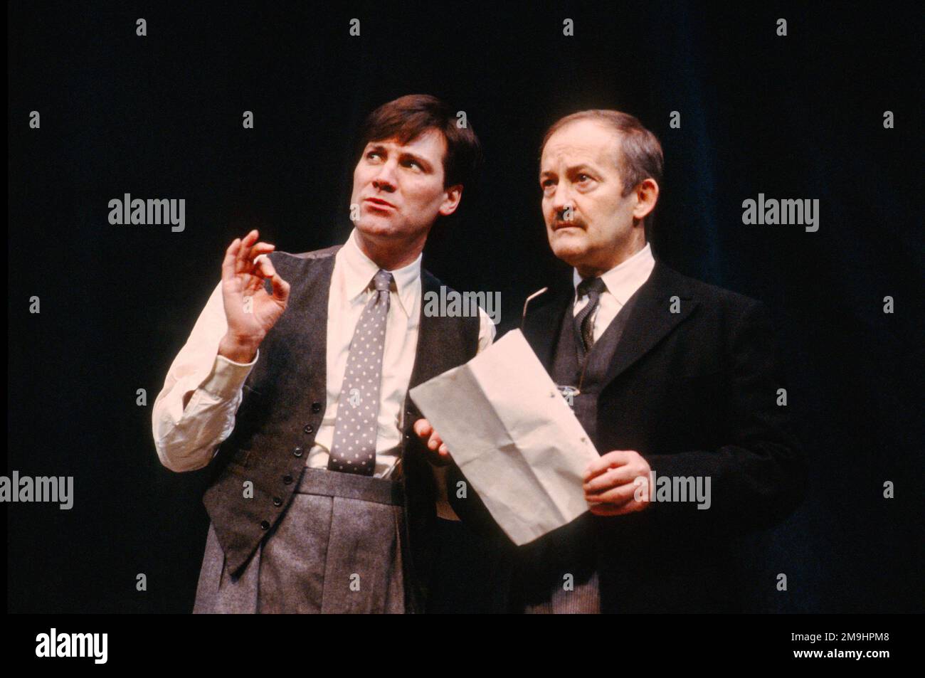 l-r: John Duttine (The Actor), Charles Kay (Arthur Kipps) nella DONNA IN NERO di Stephen Mallatratt al Lyric Hammersmith, Londra W6 11/01/1989 adattato dal romanzo di Susan Hill a 1987 Stephen Joseph Theatre Scarborough produzione di scena originale Foto Stock