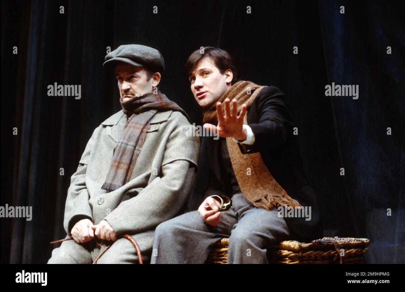 l-r: Charles Kay (Arthur Kipps), John Duttine (l'attore) nella DONNA IN NERO di Stephen Mallatratt al Lyric Hammersmith, Londra W6 11/01/1989 adattato dal romanzo di Susan Hill a 1987 Stephen Joseph Theatre Scarborough produzione di scena originale Foto Stock