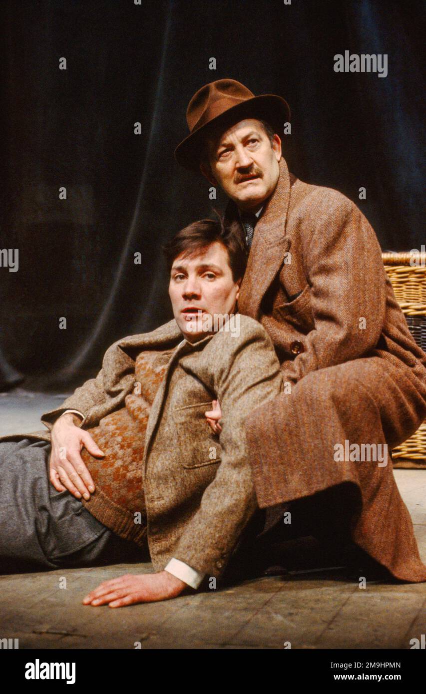 l-r: John Duttine (The Actor), Charles Kay (Arthur Kipps) nella DONNA IN NERO di Stephen Mallatratt al Lyric Hammersmith, Londra W6 11/01/1989 adattato dal romanzo di Susan Hill a 1987 Stephen Joseph Theatre Scarborough produzione di scena originale Foto Stock