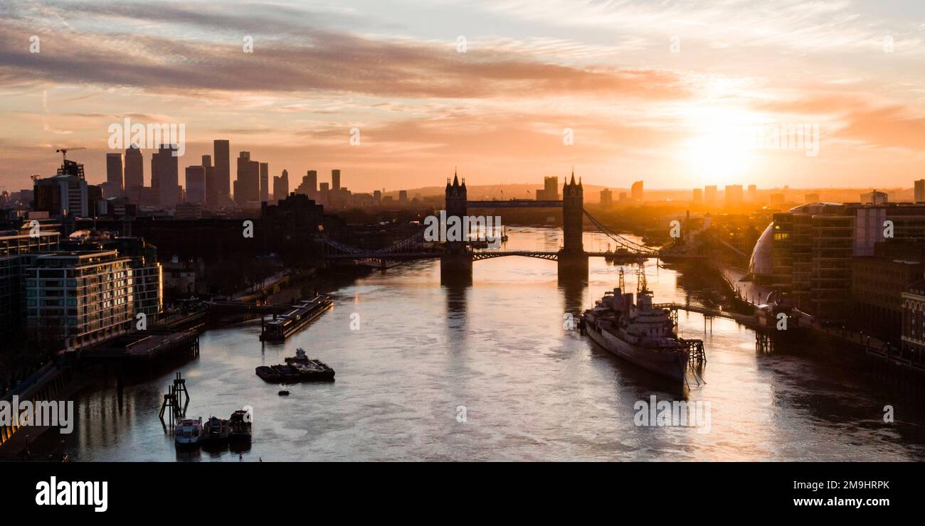 Alba lungo il Tamigi e Tower Bridge, Londra, Inghilterra, Regno Unito Foto Stock