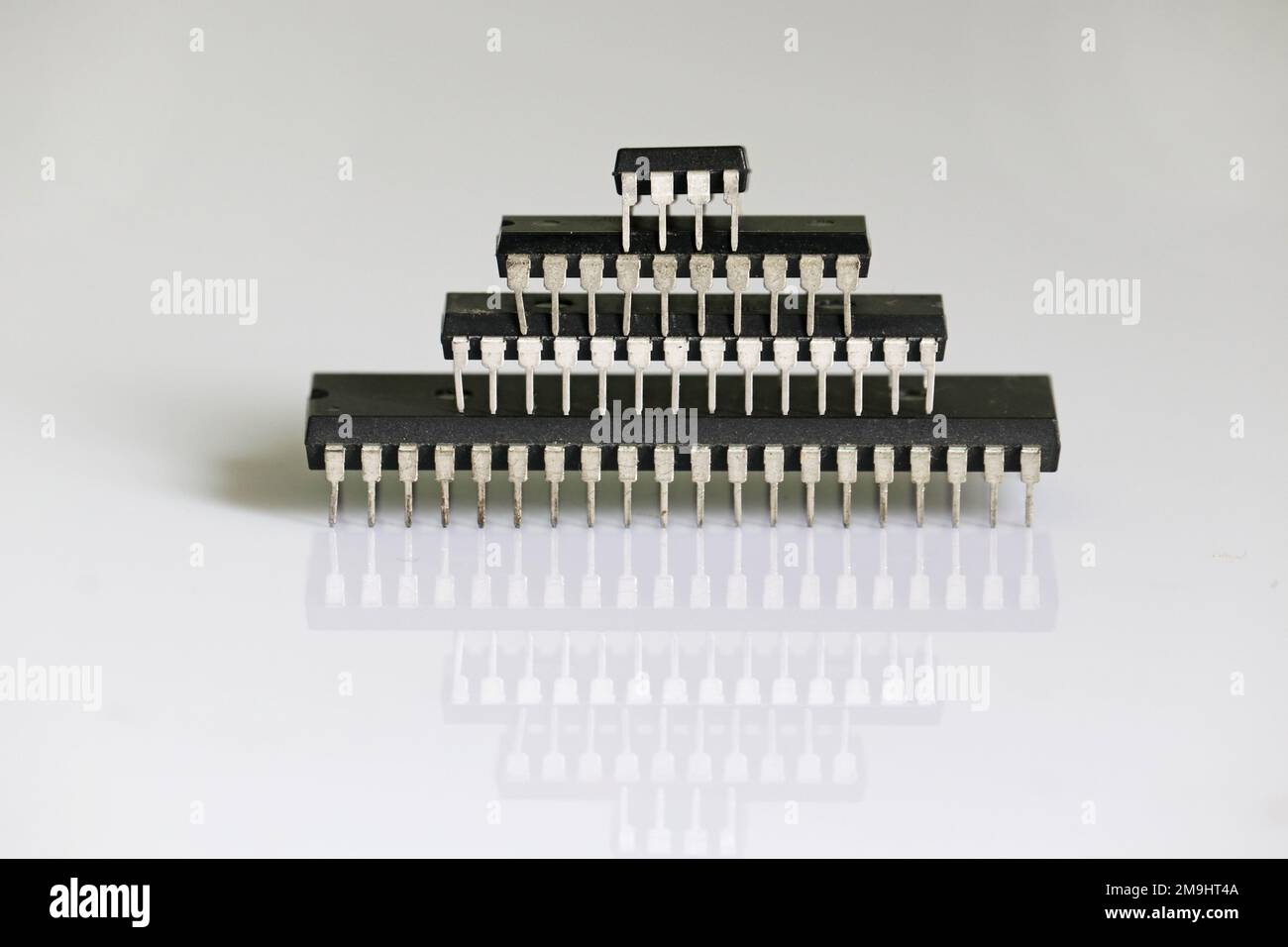 Componenti elettronici. Microprocessori su sfondo a specchio. Messa a fuoco selettiva. Foto Stock