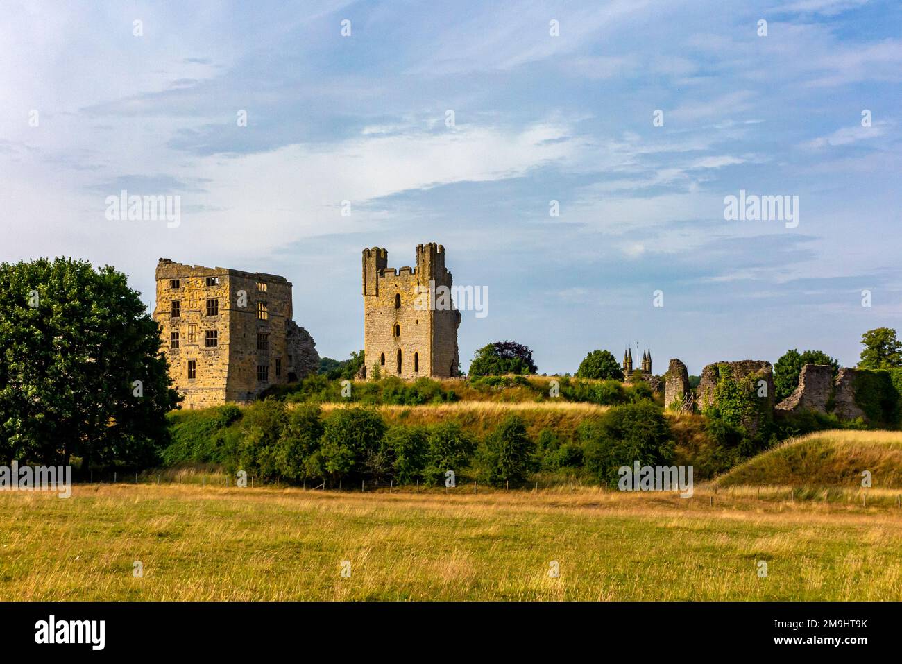 Le rovine di Helmsley Castle un forte medievale nel North York Moors National Park North Yorkshire Inghilterra UK. Foto Stock