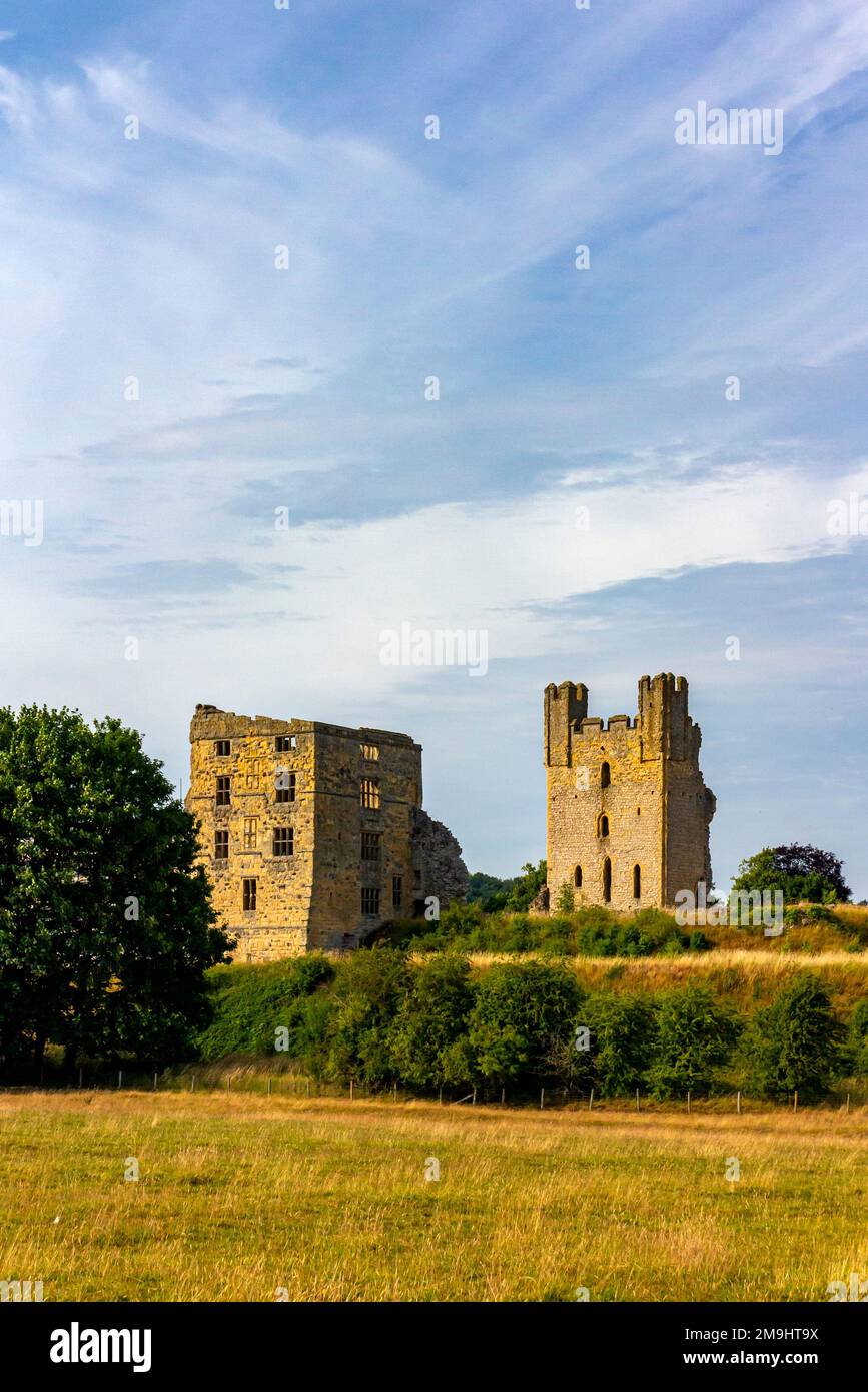 Le rovine di Helmsley Castle un forte medievale nel North York Moors National Park North Yorkshire Inghilterra UK. Foto Stock