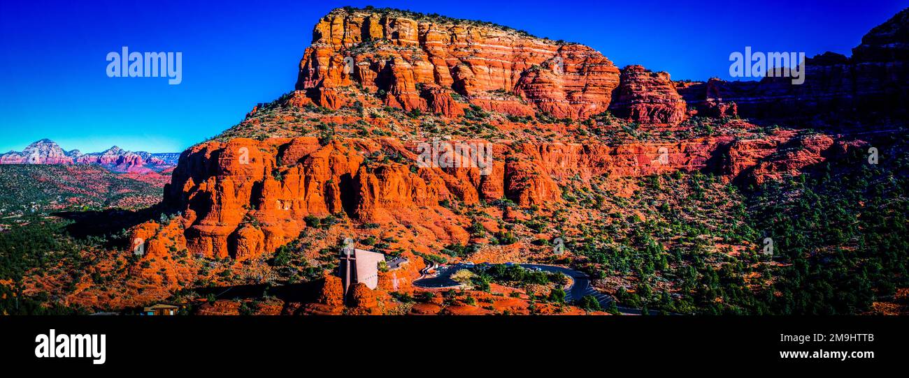 Formazione di montagne e rocce, Chapel of the Holy Cross, Sedona, Arizona, USA Foto Stock