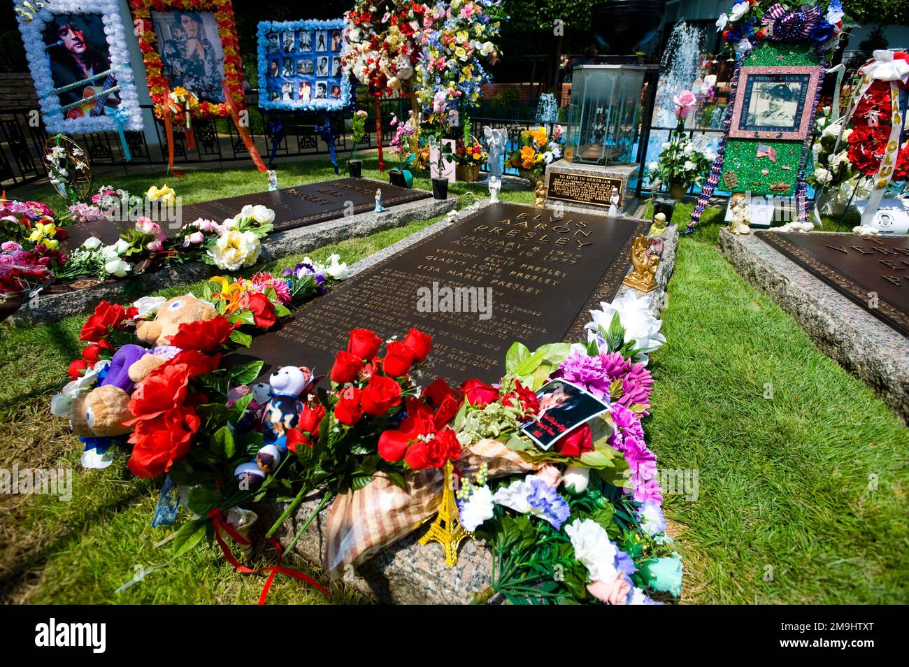 Tomba di Elvis Presley, Giardino di meditazione, Graceland Mansion, Tennessee, Stati Uniti Foto Stock