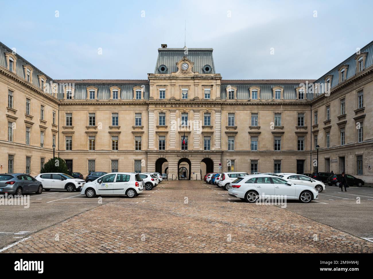 Avignone, Vaucluse, Francia, 12 29 2022 - Auto parcheggiate di fronte all'edificio amministrativo della città Foto Stock