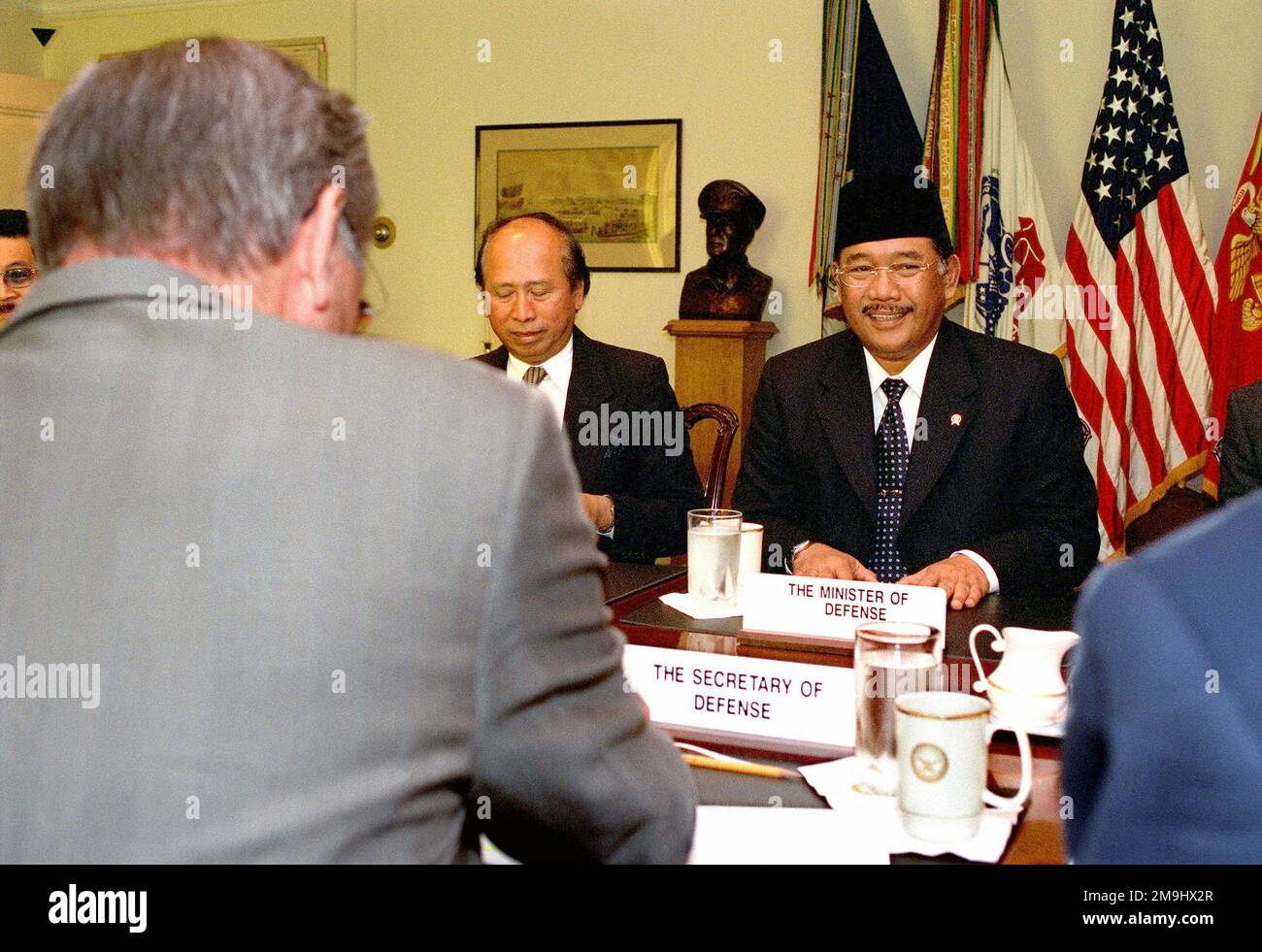 Repubblica di Indonesia, Ambasciatore negli Stati Uniti, Sumadi Brotodiningrat (sfondo a sinistra), e Repubblica di Indonesia, Ministro della Difesa, Matori Abdul Djalil (sfondo a destra), incontra il Segretario della Difesa degli Stati Uniti (SECDEF), l'onorevole Donald H. Rumsfeld, (primo piano), durante una riunione di difesa tenutasi al Pentagono a Washington, Distretto di Columbia (DC). Repubblica di Indonesia, Ambasciatore negli Stati Uniti, Sumadi Brotodiningrat (sfondo a sinistra), e Repubblica di Indonesia, Ministro della Difesa, Matori Abdul Djalil (sfondo a destra), incontra il Segretario della Difesa degli Stati Uniti (SECDEF), l'onorevole Donald H. Ru Foto Stock