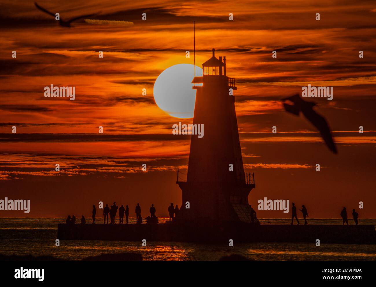 Ludington North Breakwater Light al tramonto, Michigan, Stati Uniti Foto Stock