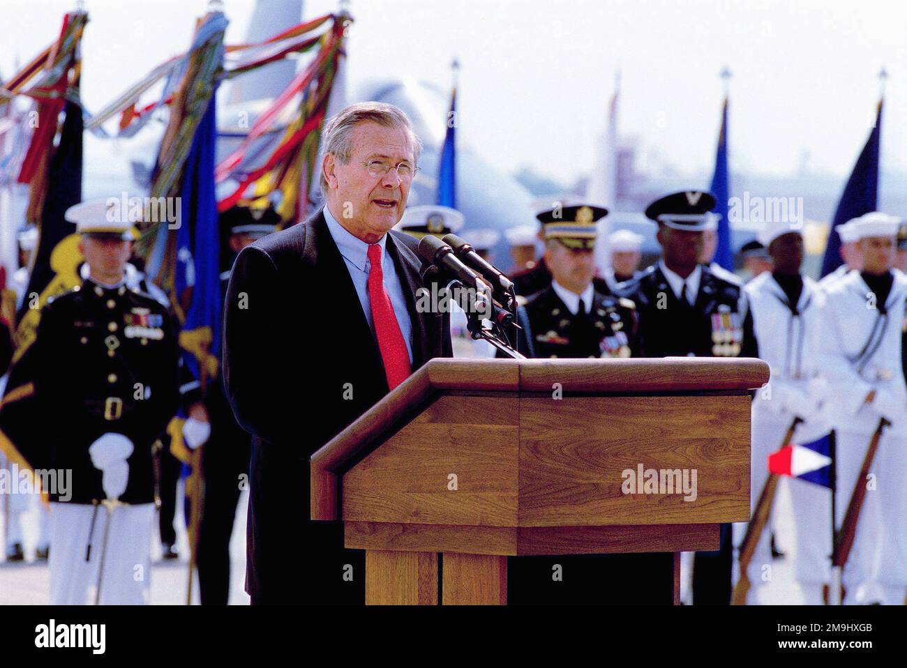 Il Segretario DELLA Difesa DEGLI STATI UNITI (SECDEF), l'onorevole Donald H. Rumsfeld, ha pronunciato un discorso durante una cerimonia congiunta della Camera aperta tenutasi presso la base delle forze aeree di Andrews (AFB), Maryland (MD). Il Segretario DELLA Difesa DEGLI STATI UNITI (SECDEF), l'onorevole Donald H. Rumsfeld, ha pronunciato un discorso durante una cerimonia congiunta della Camera aperta tenutasi presso la base delle forze aeree di Andrews (AFB), Maryland (MD). Foto Stock