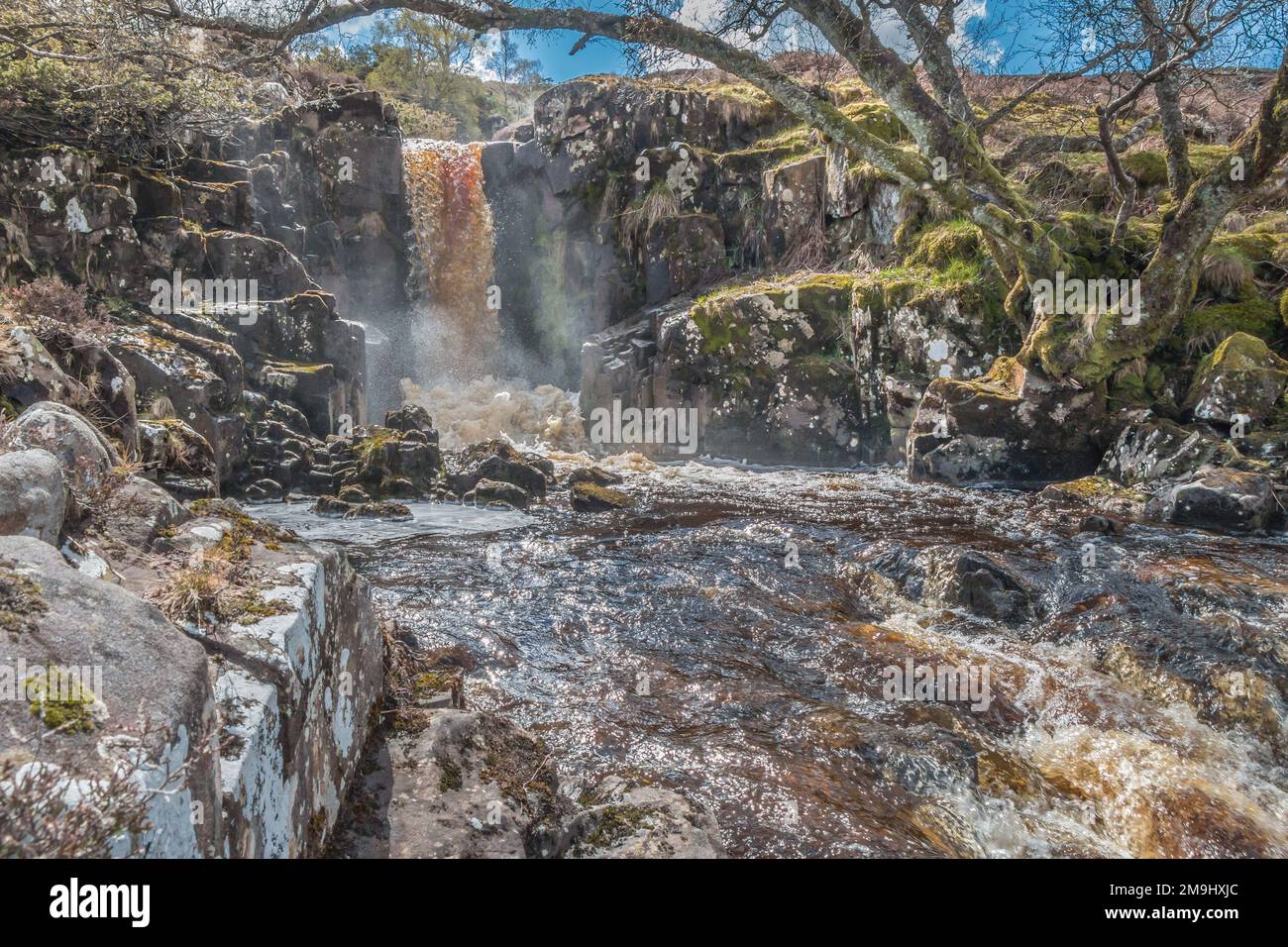 Questa piccola cascata senza nome e' una delle numerose subito a monte della principale forza Blea Beck in Upper Teesdale. Foto Stock