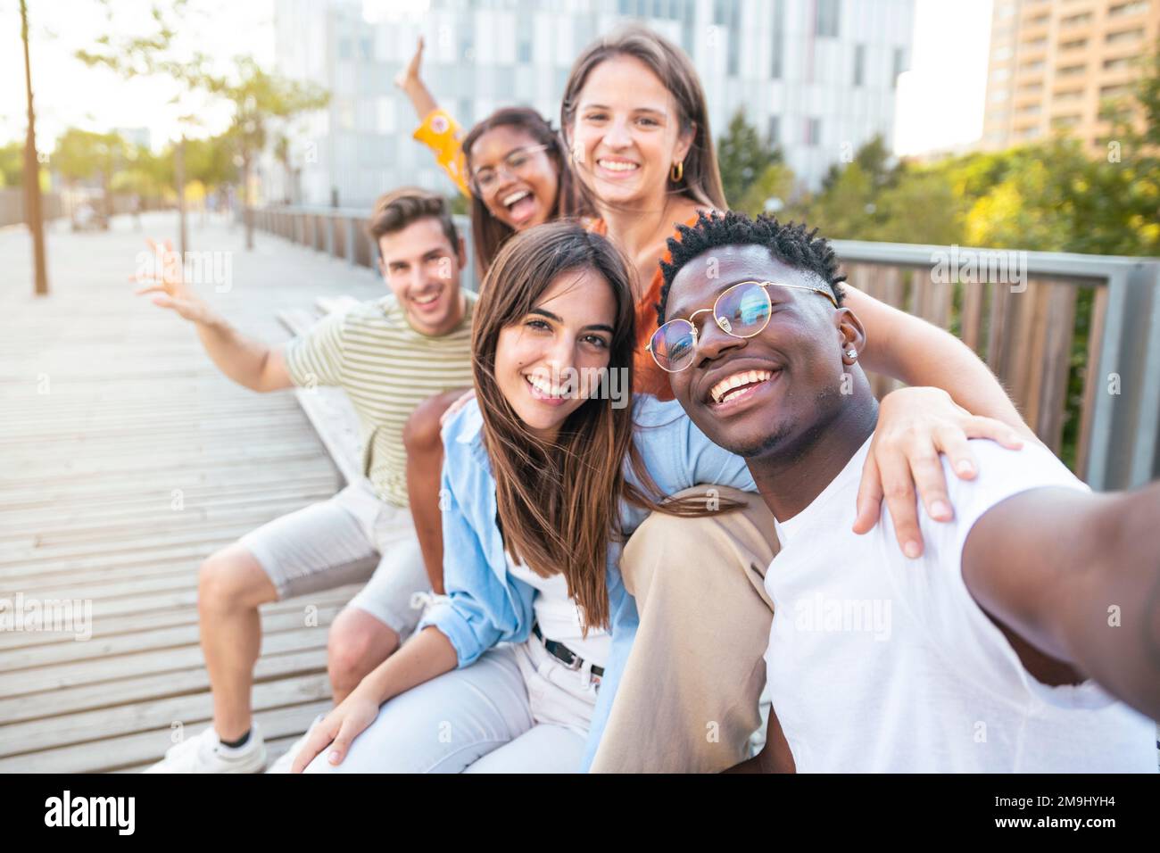 Felice gruppo multirazziale di amici fare un selfie con telefono all'università, concentrarsi sulla ragazza - amicizia, felicità e concetto gioioso Foto Stock