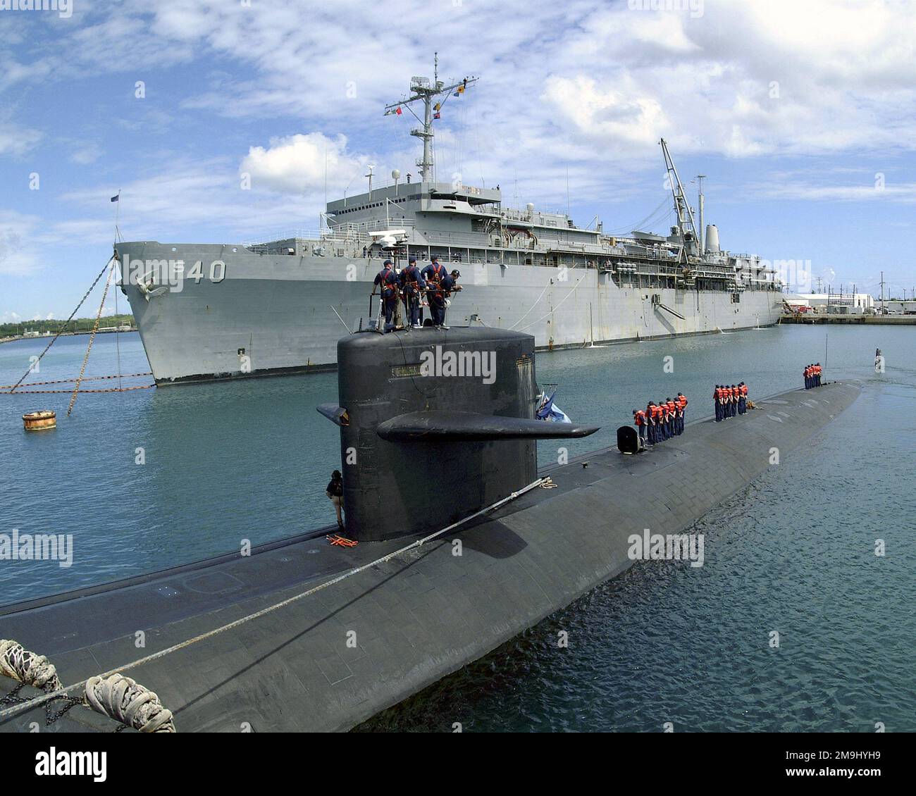 L'attacco di classe LOS ANGELES Submarine USS SALT LAKE CITY (SSN 716) tira ardentemente lungo il fianco della L. Y. SPEAR classe Submarine tender USS Frank Cable (AS 40). Frank Cable è una delle due navi di riparazione installate in avanti che forniscono servizi vitali per la sopravvivenza dei sottomarini mentre si trovano lontano dai loro porti. La CITTÀ DI SALT LAKE è in dispiegamento e fatta casa fuori da San Diego, California. Stato: Guam Paese: Isole Marianne Settentrionali (MNP) Foto Stock