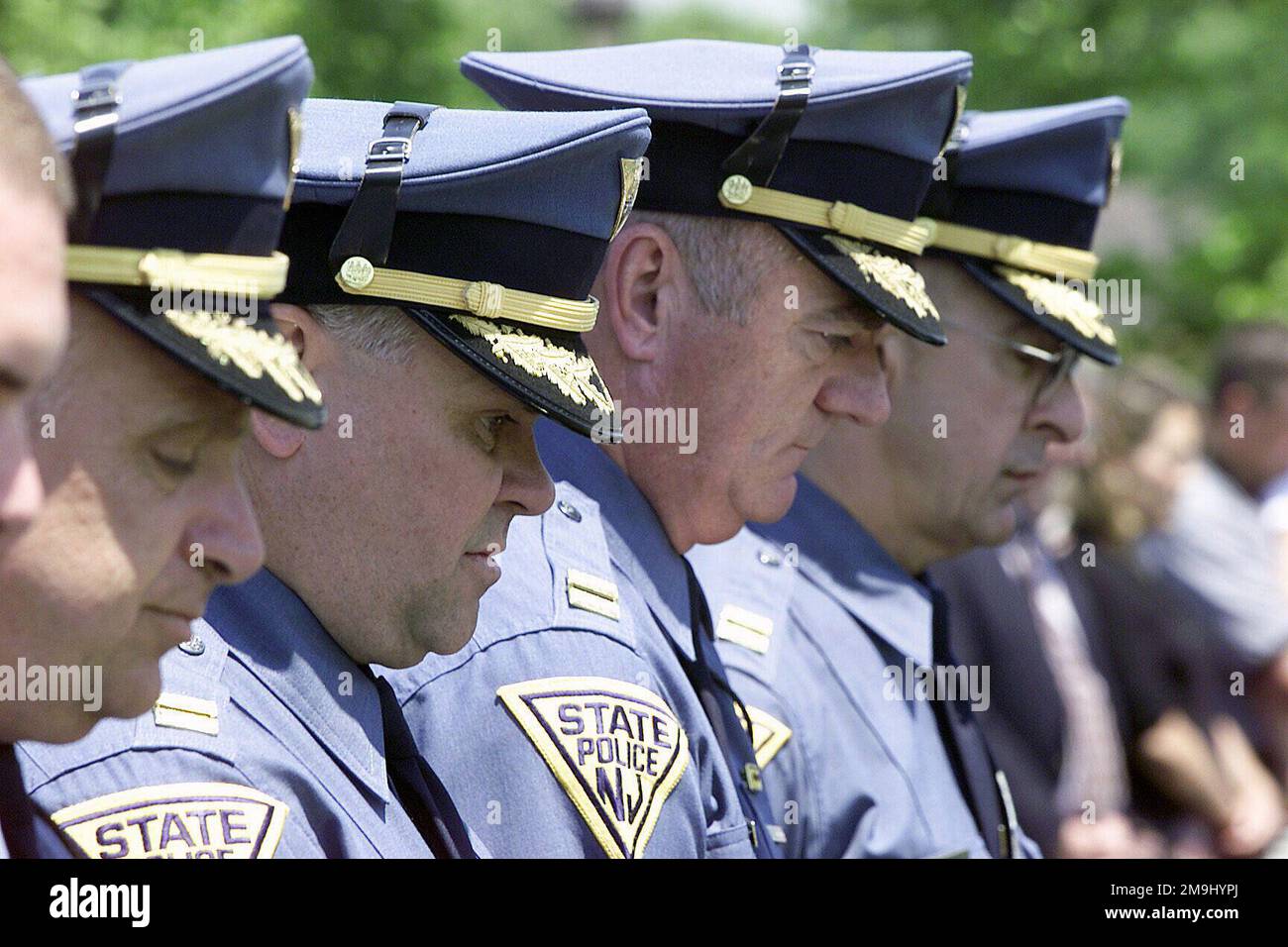 I membri della polizia di Stato del New Jersey (NJ) fanno una pausa per un momento di silenzio per ricordare coloro che hanno sacrificato la loro vita, durante la cerimonia annuale della Parata delle corone tenutasi presso la base aerea McGuire (AFB), NJ Base: McGuire Air Force base Stato: New Jersey (NJ) Paese: Stati Uniti d'America (USA) Foto Stock