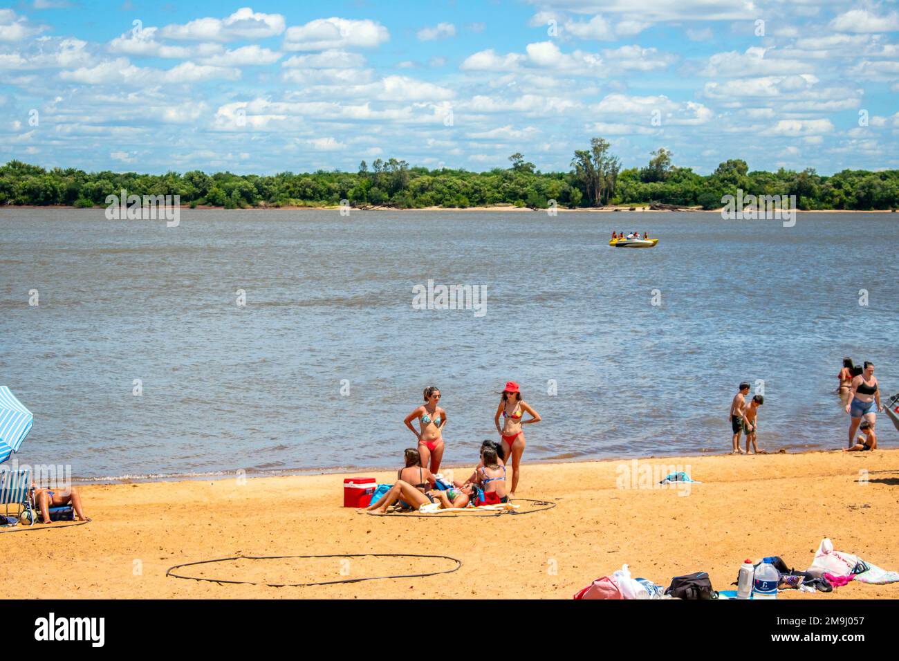 Persone sulle spiagge di Colon, Entre Rios, Argentina, in una giornata di sole Foto Stock