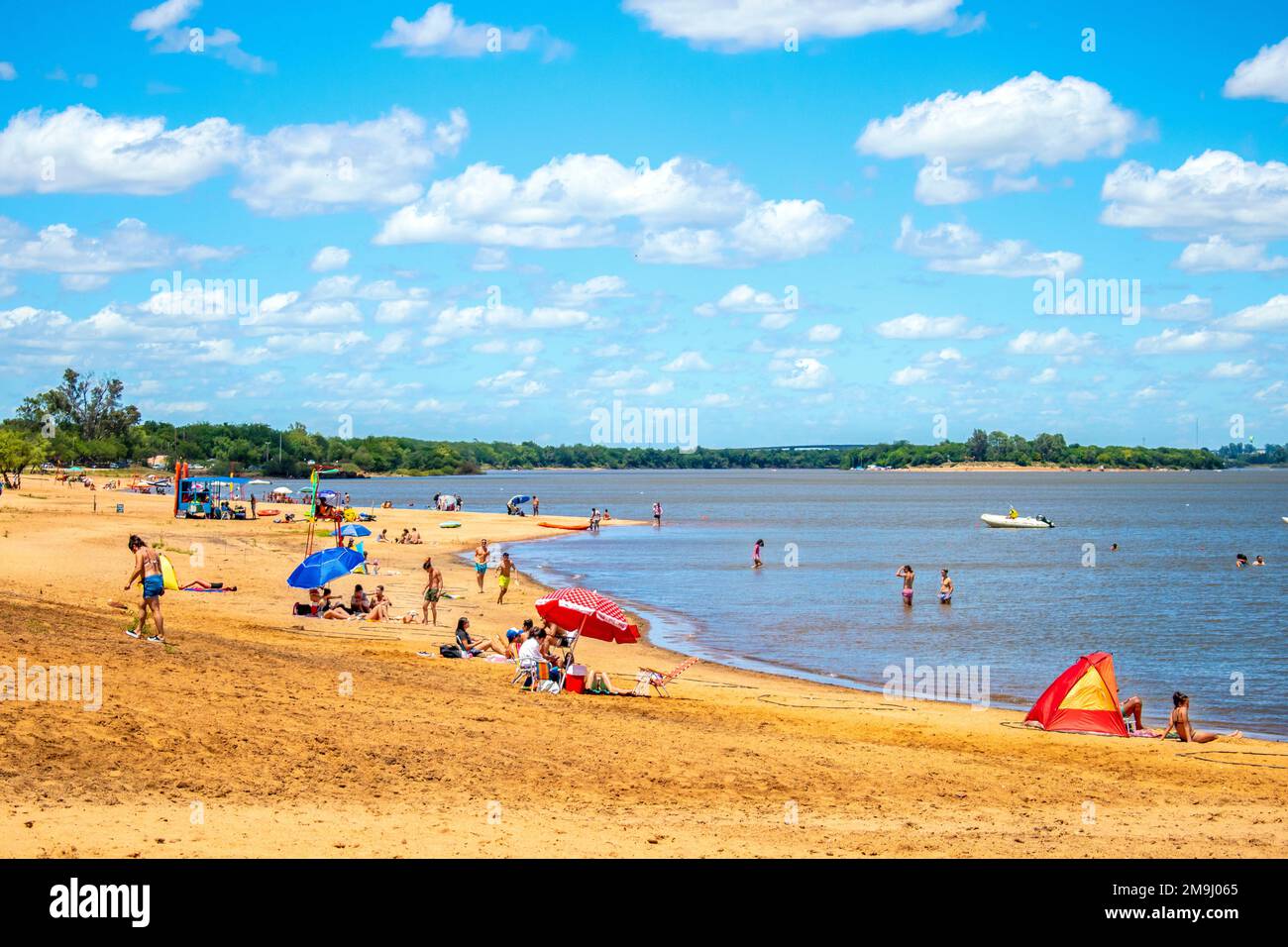 Persone sulle spiagge di Colon, Entre Rios, Argentina, in una giornata di sole Foto Stock