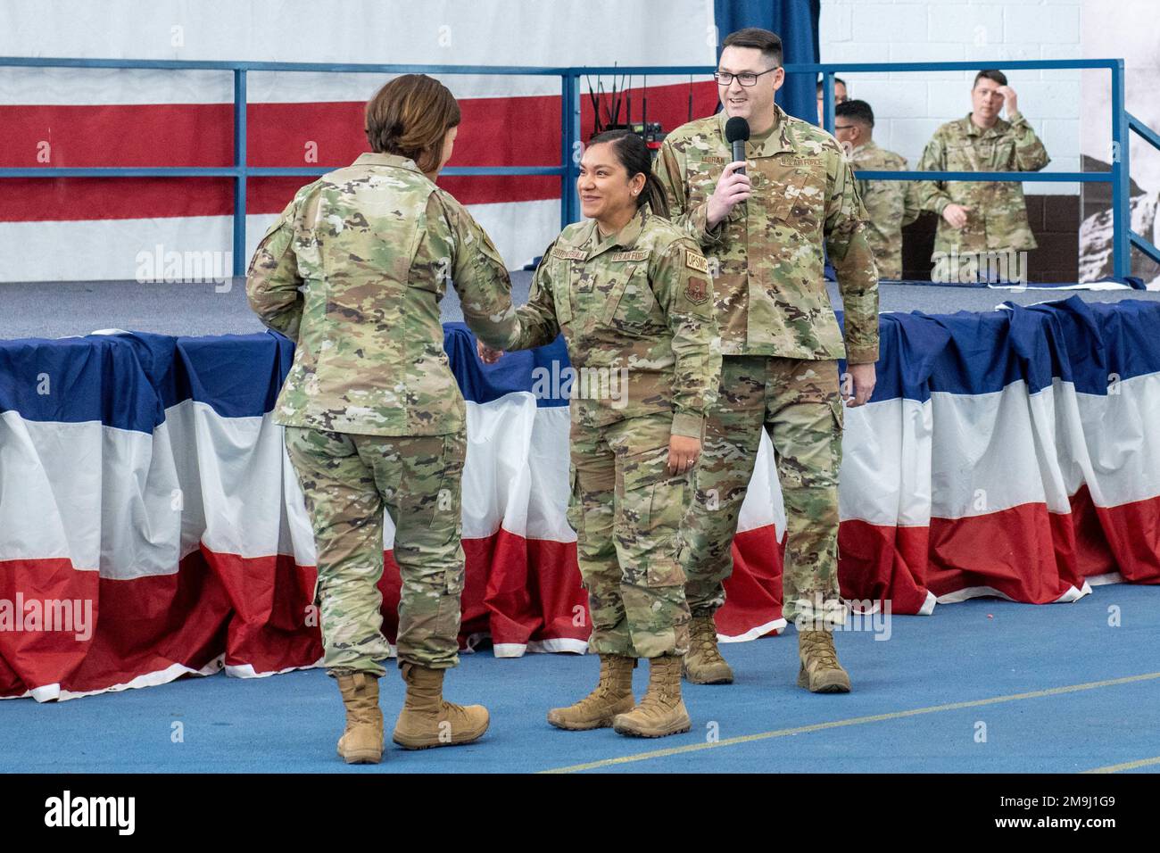 Il Capo Maestro Sgt. Dell'Aeronautica militare Joanne S. Bass, riconosce i contributi di un aviatore alle missioni di Aeronautica militare e di sciopero globale alla base dell'Aeronautica militare Ellsworth, S.D., 19 maggio 2022. Bass ha anche visitato diverse unità in tutta l'installazione e ha riconosciuto vari eccezionali Airmen. Foto Stock