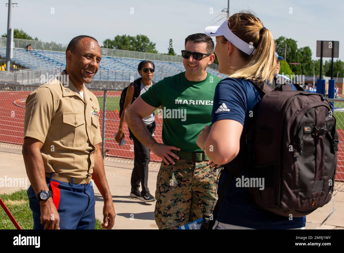 STATI UNITI Aaron Webster, responsabile nazionale del reclutamento dei corpi marini, E il capitano Zachery D. Shelton, ufficiale di selezione con Recruiting Station Oklahoma City, parla con un allenatore al National Junior College Athletic Association Men’s and Women’s Track and Field Championships sul Gowans Stadium di Hutchinson, Kan., 19 maggio 21. Il corpo dei Marine ha iniziato a collaborare con NJCAA nel 2021, per creare fiducia e condividere opportunità di carriera con atleti e allenatori. Foto Stock